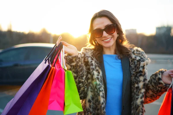 Mulher segurando seus sacos de compras em sua mão — Fotografia de Stock