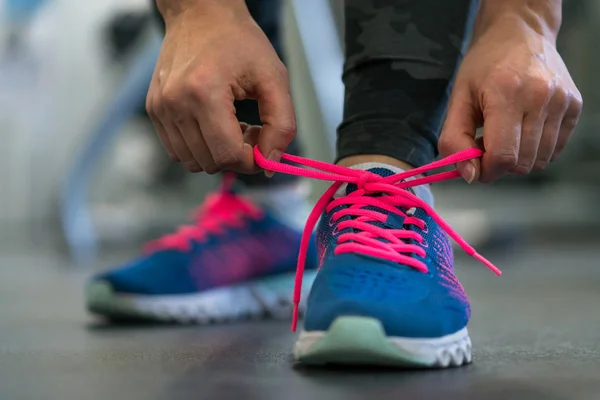 Koşu ayakkabıları - kadın ayakkabı bağcıklarımı bağlıyor. Kadın için hazırlık — Stok fotoğraf