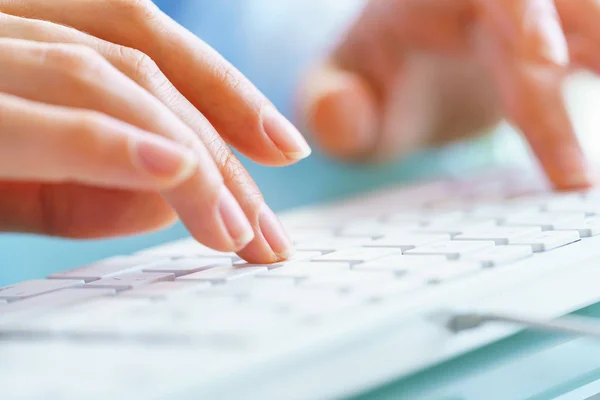 Woman office worker typing on the keyboard — Stock Photo, Image