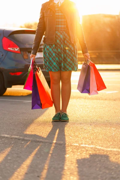 Mujer sosteniendo sus bolsas de la compra en su mano —  Fotos de Stock