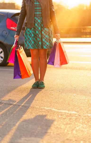 Mulher segurando seus sacos de compras em sua mão — Fotografia de Stock