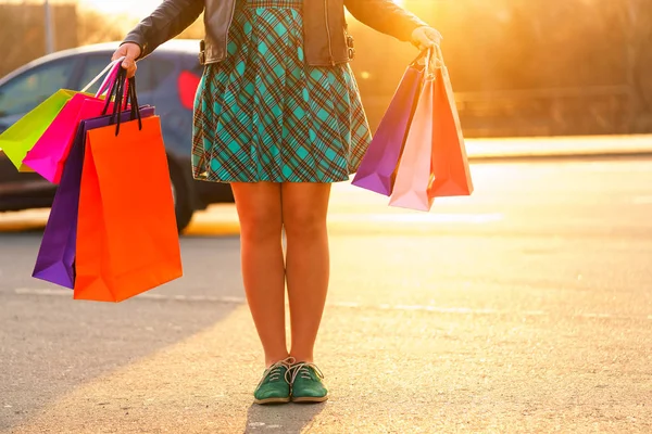 Femme tenant ses sacs à provisions dans sa main — Photo