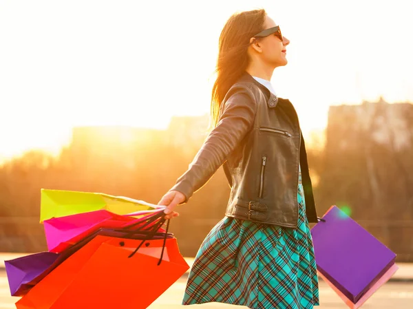 Vrouw met haar boodschappentassen in haar hand — Stockfoto