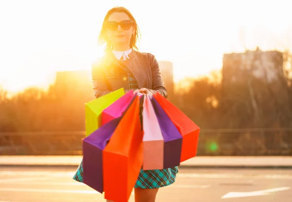 Mujer sosteniendo sus bolsas de la compra en su mano — Foto de Stock