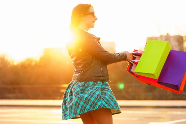 Женщина держит сумки с покупками в руке — стоковое фото