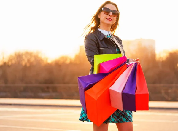 Mulher segurando seus sacos de compras em sua mão — Fotografia de Stock