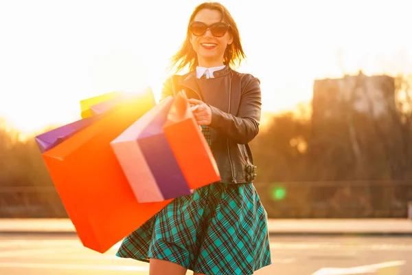 Mulher segurando seus sacos de compras em sua mão — Fotografia de Stock