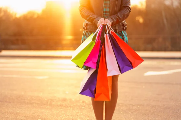 Mujer sosteniendo sus bolsas de la compra en su mano — Foto de Stock