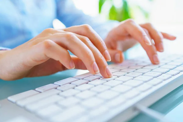 Büroangestellte tippt auf der Tastatur — Stockfoto