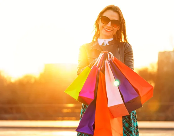 Mujer sosteniendo sus bolsas de la compra en su mano — Foto de Stock