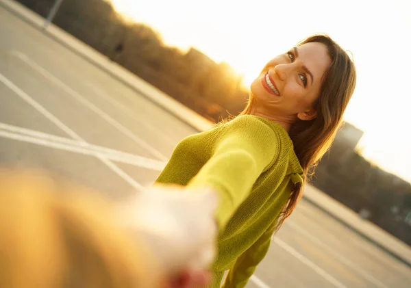 Folgen Sie mir - glückliche junge Frau, die an der Hand eines Mannes zieht - Hand in Hand — Stockfoto