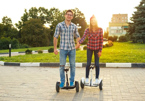 Giovane coppia equitazione hoverboard - scooter elettrico, personal ec — Foto Stock