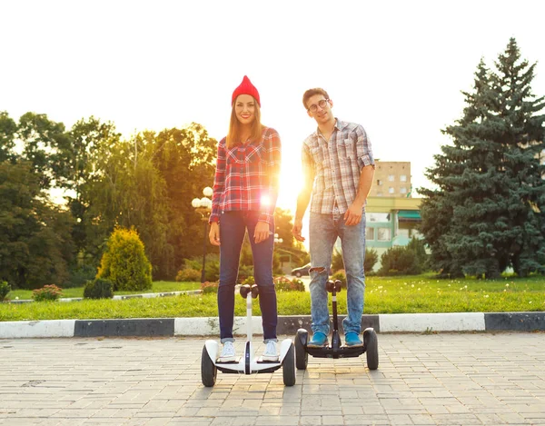 Młoda para jazda hoverboard - elektryczny skuter, osobiste we — Zdjęcie stockowe
