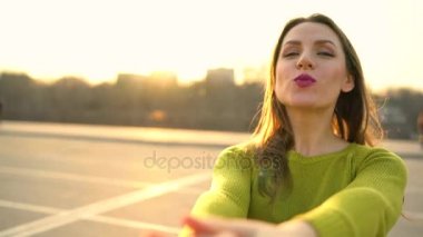 Beni takip - mutlu genç kadın çekerek çocuklar el ve bir hava öpücük - el el parlak güneşli bir günde yürüyüş gönderir