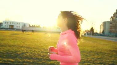 Gün batımı, ağır çekim stadyumda aracılığıyla kadın çalışır