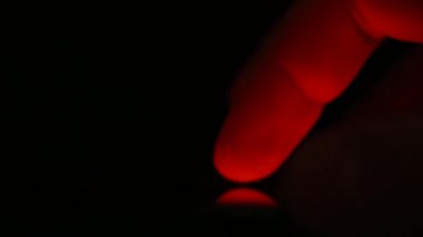 Tablet bilgisayar dokunmatik dokunmak parmak kadar kapatın