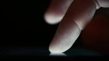 Tablet bilgisayar dokunmatik dokunmak parmak kadar kapatın