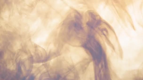 Goutte blanche sous l'eau créant une tenture en soie. Encre tourbillonnant sous l'eau 