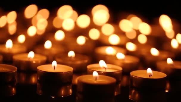 燃烧的蜡烛，用浅景深 — 图库视频影像