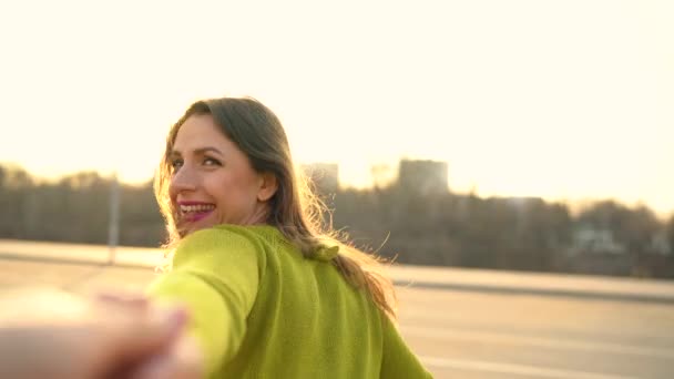 Suivez-moi - heureuse jeune femme tirant les gars main dans la main marchant sur une journée ensoleillée — Video