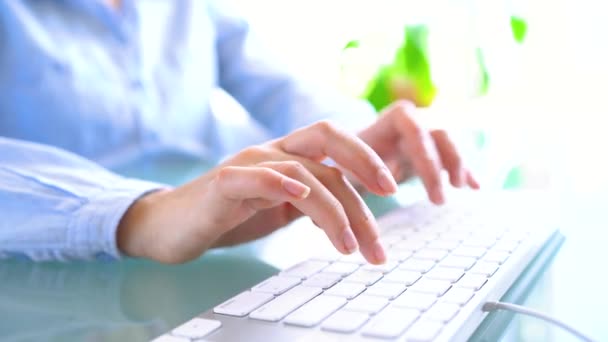 Vrouw kantoor werknemer te typen op het toetsenbord — Stockvideo