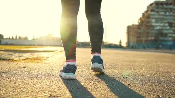 Zapatos de correr - mujer atando cordones de zapatos y corriendo al aire libre — Vídeos de Stock