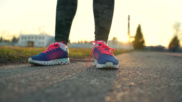Zapatos para correr - mujer atando cordones de zapatos — Vídeo de stock