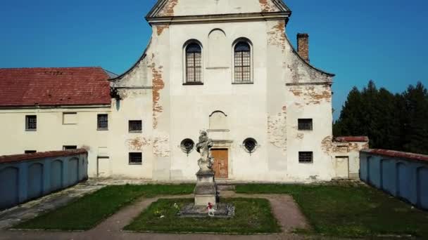 Kostel v blízkosti středověkého hradu Olesko, Ukrajina — Stock video