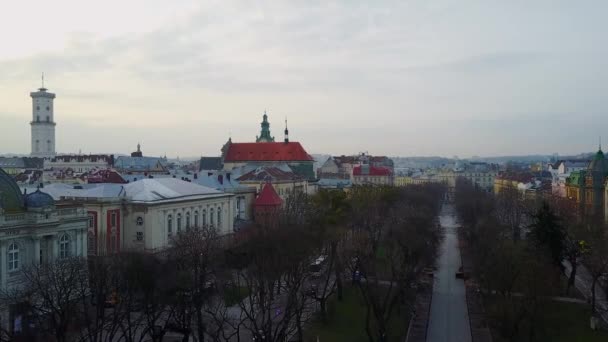 Vídeo aéreo desde el aire del centro histórico de Lviv, Ucrania — Vídeo de stock