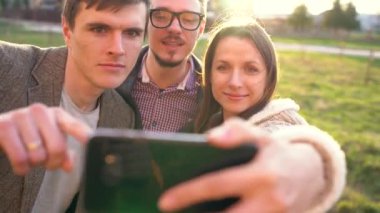 Arkadaşlar açık havada selfie yapma gülümseyen