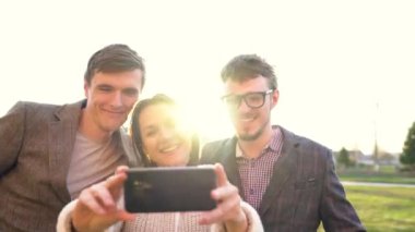Arkadaşlar açık havada selfie yapma gülümseyen