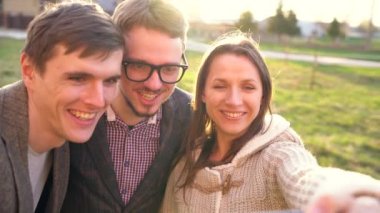 Arkadaşlar açık havada selfie yapma gülümseyen