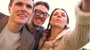 Arkadaşlar açık havada selfie yapma gülümseyen