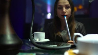 Bir nargile sigara ve çay içme güzel genç kadın
