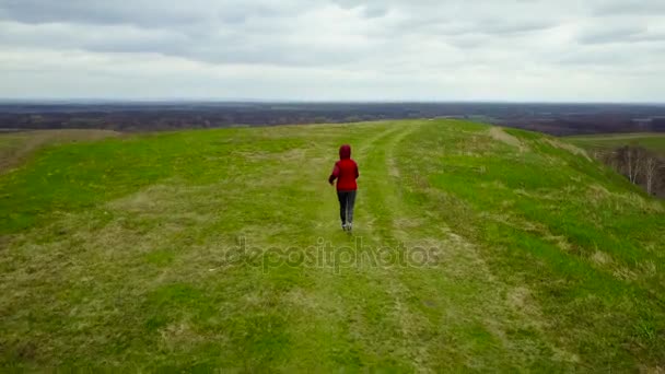 La mujer corre por el hermoso paisaje — Vídeos de Stock