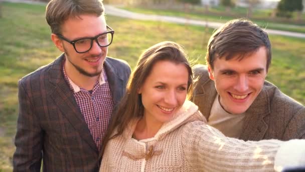 Sonriendo amigos haciendo selfie al aire libre — Vídeos de Stock