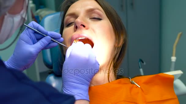 Primeros planos mujer recibiendo un tratamiento dental — Vídeo de stock