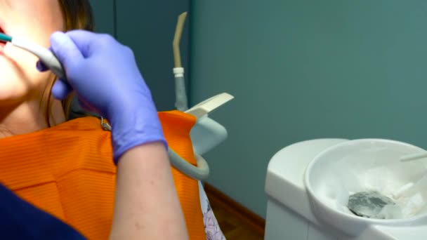 Primeros planos mujer recibiendo un tratamiento dental — Vídeo de stock