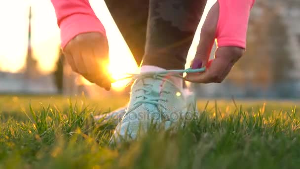 Löparskor - kvinna knyta skosnören — Stockvideo