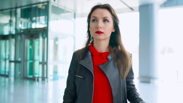 Vrouw in lichte kleding is gele koffer rollen in de luchthaven — Stockvideo