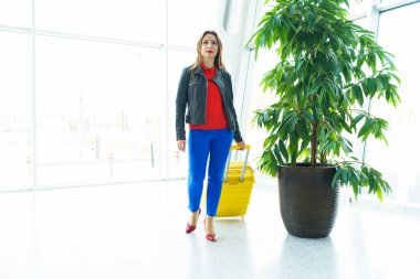 Sarı çanta parlak giysili kadın airpo durumda