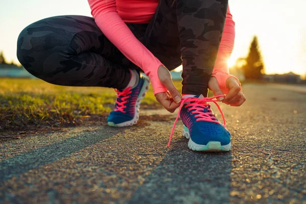 Zapatos para correr - mujer atando cordones de zapatos — Foto de Stock