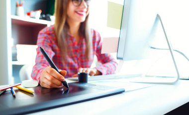 Kadın bir şey ofisteki grafik tablet çizim