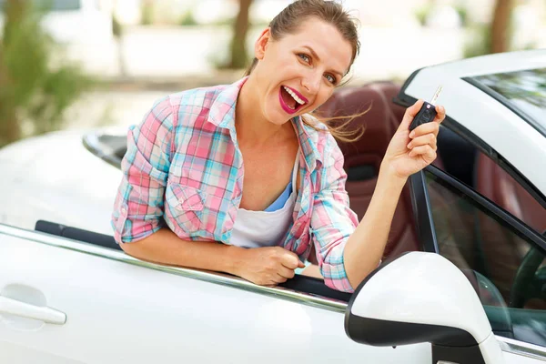 Junge hübsche Frau steht neben dem Cabrio mit dem — Stockfoto