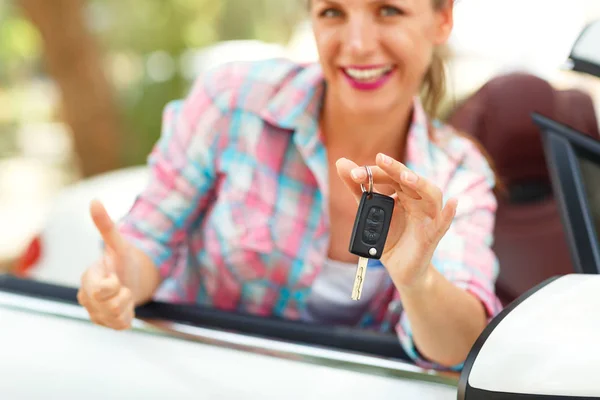 Mujer bonita joven está de pie cerca del coche descapotable con el —  Fotos de Stock