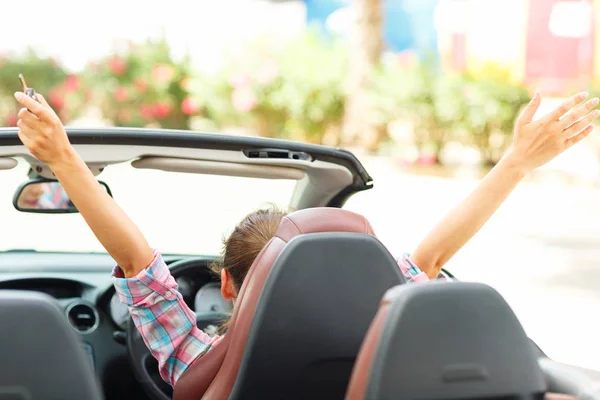 Libertad - feliz mujer libre en cabriolet animando alegre con el brazo —  Fotos de Stock