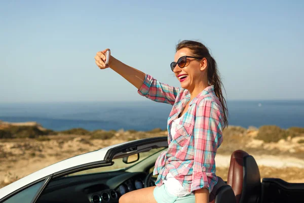 Nő a napszemüveg, hogy ül a cabriole önarckép — Stock Fotó