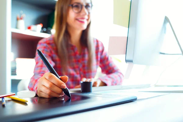 Woman drawing something on graphic tablet at the home office — Stock Photo, Image