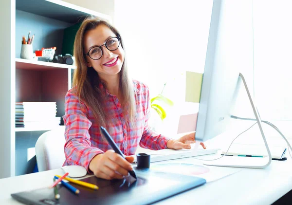 Vrouw iets puttend uit grafisch tablet bij het kantoor aan huis — Stockfoto