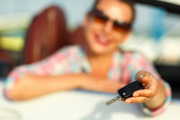 Mladá krásná žena sedí v autě, kabriolet s klíči v — Stock fotografie